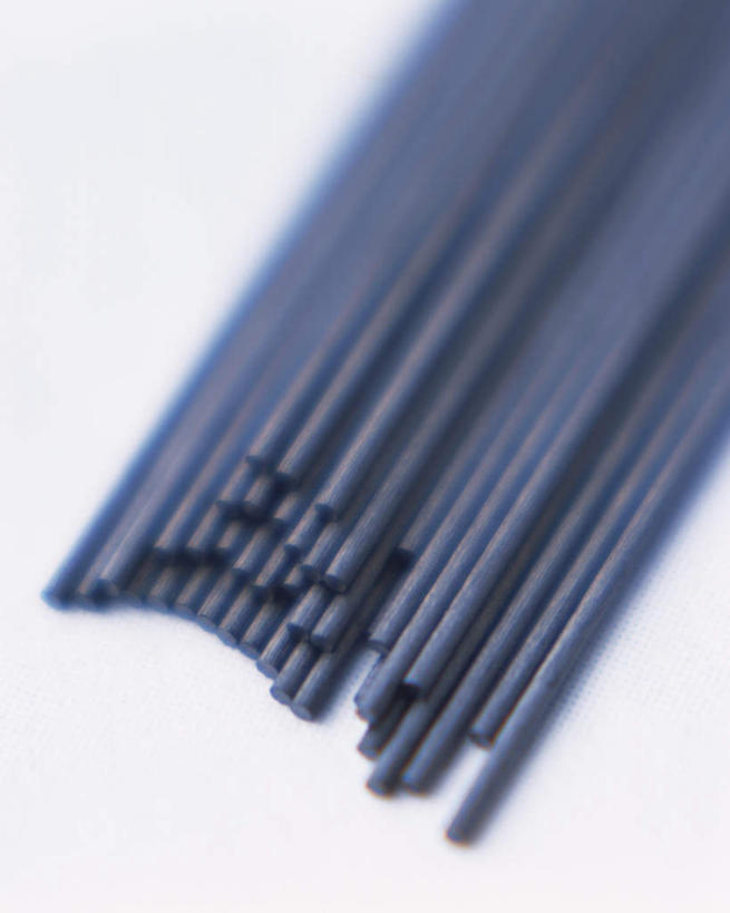 无人,竖图,俯视,室内,特写,白天,白色背景,桌面,静物,一堆,许多,堆叠,堆积,朦胧,模糊,笔,办公用品,文具,黑色,学习用品,笔芯,摄影,影棚,堆,文具用品,铅笔芯,彩图,高角度拍摄,影棚拍摄,拍摄