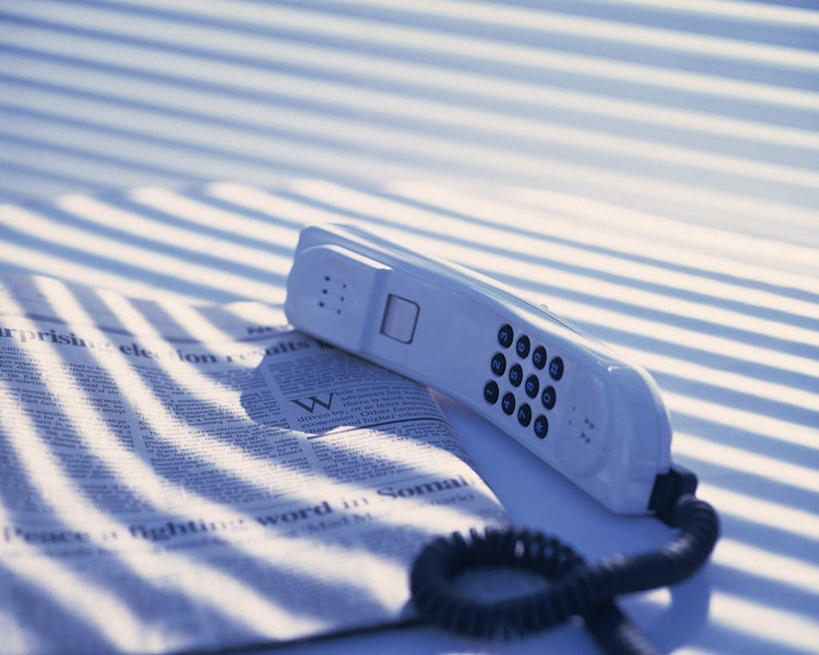 无人,打电话,横图,俯视,室内,特写,白天,阅读,地板,报纸,电话,学习,阴影,朦胧,模糊,光线,影子,地面,通讯设备,木地板,阳光,话筒,看,电话线,浏览,一份,交流,电话机,沟通,通话,彩图,高角度拍摄