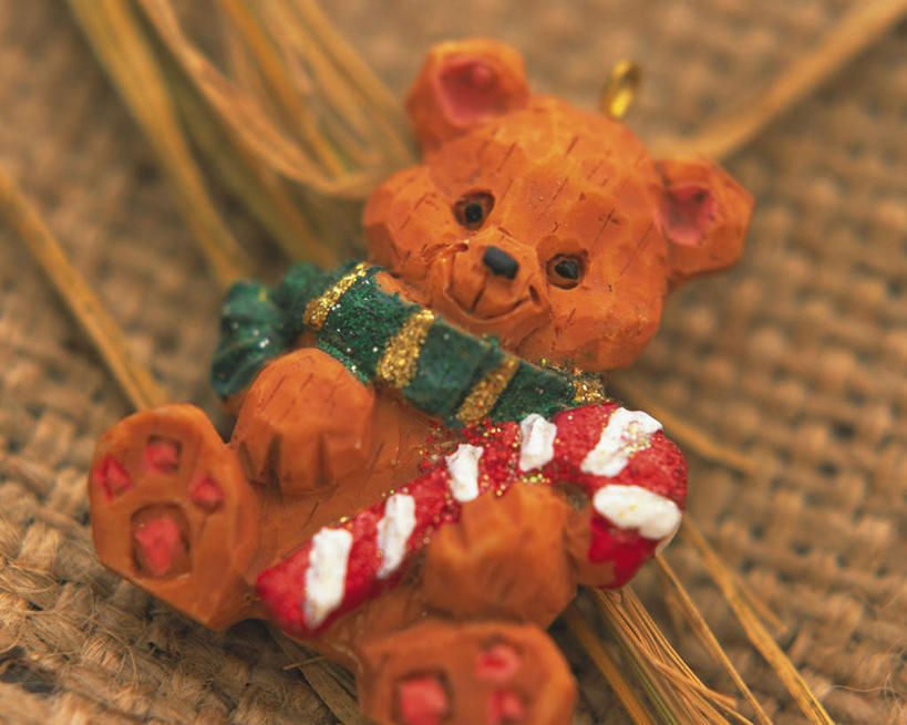 无人,横图,俯视,室内,白天,游戏,玩具,圣诞节,节日,朦胧,模糊,庆祝,装饰,玩偶,泰迪熊,小熊,玩,文化,娱乐,一个,围巾,庆典,休闲,温暖,益智,摄影,影棚,单个,围脖,活动,纪念,保暖,华丽,点缀,御寒,发泄,消遣,智力,宣泄,衬托,美观,雅致,雅观,玩耍,嬉戏,彩图,高角度拍摄,影棚拍摄,拍摄