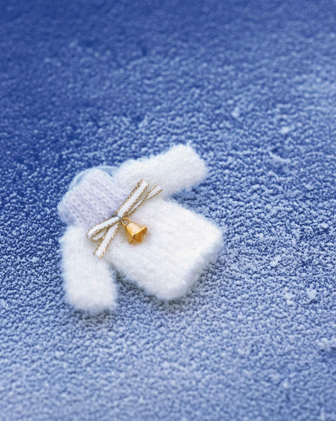 无人,竖图,室内,特写,白天,正面,毛衣,游戏,静物,玩具,金属制品,圣诞节,蓝色背景,节日,朦胧,模糊,庆祝,金属,铃铛,玩,文化,娱乐,一个,白色,一件,庆典,休闲,益智,摄影,影棚,单个,活动,纪念,发泄,消遣,智力,宣泄,玩耍,嬉戏,彩图,影棚拍摄,绒衣,套衫,套头毛衣,线衣,拍摄