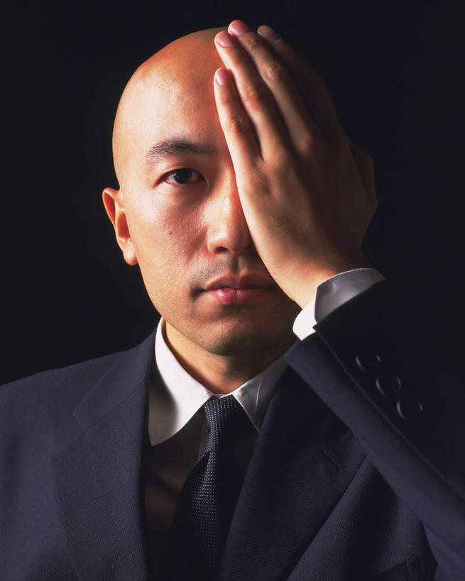 东方人,脸,头,脸颊,秃头,一个人,商务人士,商务男性,站,竖图,室内,特写,白天,正面,衬衫,亚洲,仅一个男性,仅一个人,黑色背景,套装,注视,黄种人,仅一个年轻男性,观察,看,站着,遮,遮掩,摄影,影棚,观看,察看,掩盖,遮挡,关注,商务装,工薪阶层,遮盖,掩饰,男人,男性,年轻男性,亚洲人,头部,光头,无发,脸部,脸蛋,面部,白领,上班族,站立,半身,彩图,影棚拍摄,衬衣,拍摄