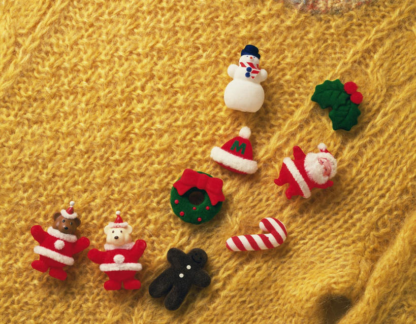 无人,横图,俯视,室内,特写,白天,毛衣,游戏,熊,静物,玩具,叶子,圣诞节,许多,圣诞老人,节日,庆祝,装饰,花环,玩偶,雪人,绿叶,泰迪熊,玩,文化,娱乐,黄色,玩具熊,庆典,休闲,嫩叶,益智,毛绒玩具,活动,纪念,华丽,修饰,圣诞花环,安慰,点缀,发泄,消遣,智力,拐杖糖,宣泄,衬托,美观,雅致,雅观,圣诞圈,姜饼人,罗斯福熊,叶,叶片,玩耍,嬉戏,彩图,高角度拍摄,绒衣,套衫,套头毛衣,线衣