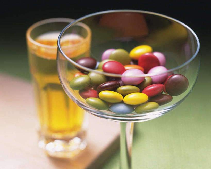 果汁,无人,横图,俯视,室内,特写,白天,餐桌,桌子,杯子,一堆,堆叠,堆积,朦胧,模糊,高脚杯,食品,糖,糖果,甜点,甜品,红酒杯,饮品,玻璃制品,食物,饮料,酒杯,甜食,巧克力,餐台,堆,可口,巧克力糖,适口,玻璃杯,彩图,高角度拍摄