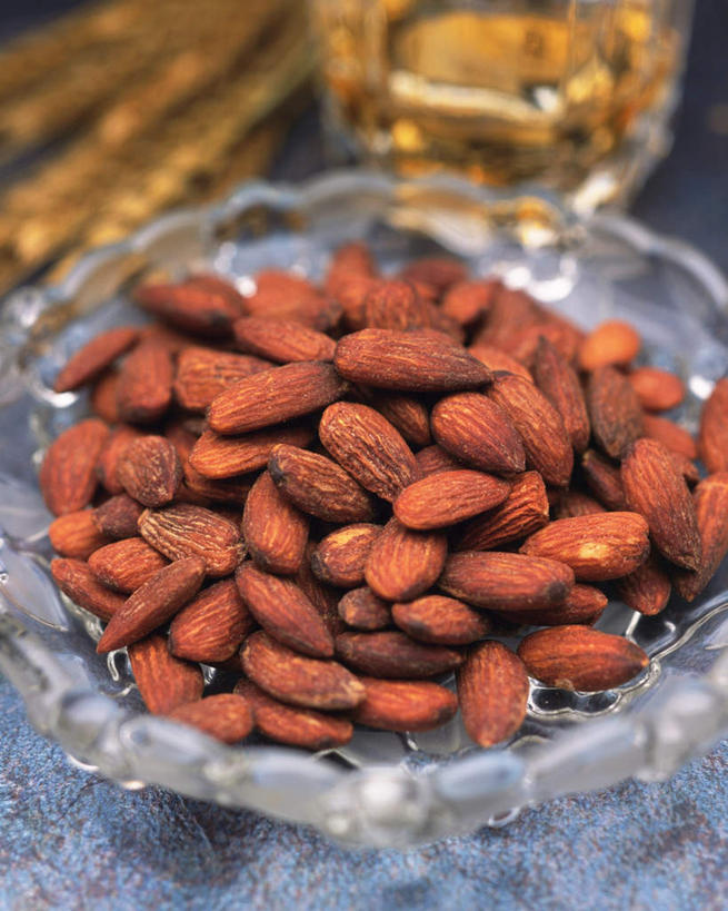 啤酒,无人,竖图,俯视,室内,特写,白天,餐桌,桌子,杏仁,杯子,餐具,一堆,堆叠,堆积,朦胧,模糊,透明,碟子,盘,酒类,一杯,玻璃制品,酒,饮料,盘子,酒杯,啤酒杯,碟,餐台,堆,玻璃杯,杏子,杏梅仁,杏核仁,木落子,苦杏仁,彩图,高角度拍摄