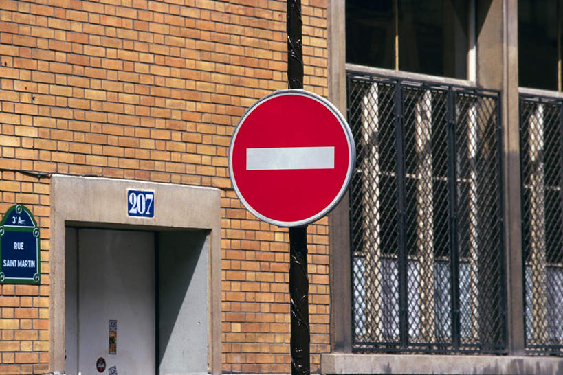 无人,横图,室外,白天,正面,旅游,度假,门,指示牌,阴影,光线,英文,标志,文字,影子,字符,字母,墙,警告,娱乐,标识,墙壁,墙面,阳光,门框,享受,休闲,放松,警示,英文字母,禁止,提醒,提示,限制,危险,彩图