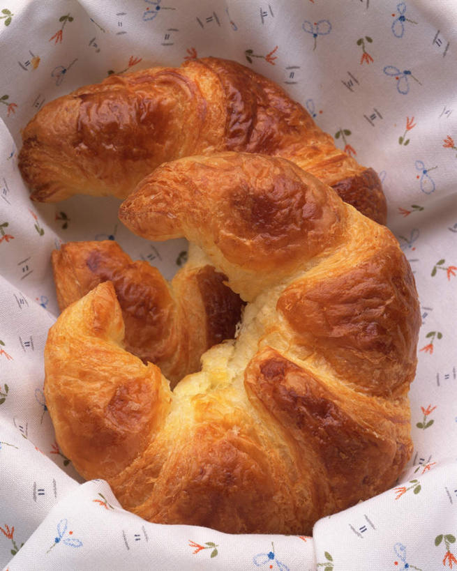 点心,面包,无人,竖图,俯视,室内,特写,白天,桌面,桌子,两块,阴影,堆叠,弯曲,反射,木制,布,影子,斑点,食品,面点,食物,糕点,黄色,白色,木制品,堆,彩图,高角度拍摄