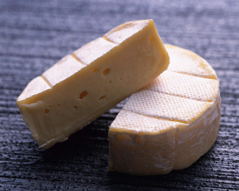 奶酪,无人,餐厅,横图,俯视,室内,特写,白天,烹饪,西餐,桌面,桌子,两块,切开,阴影,反射,木制,影子,干酪,起司,料理,食品,芝士,营养,菜肴,美食,食物,木制品,切,乳酪,西式,佳肴,乳制品,发酵,剖面,切面,卡门培尔干酪,卡蒙贝尔奶酪,彩图,高角度拍摄,餐馆,饭店,饭馆