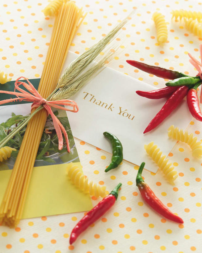 面食,面条,无人,竖图,俯视,室内,特写,白天,桌面,桌子,辣椒,蔬菜,静物,一张,阴影,新鲜,光线,木制,英文,标志,文字,影子,字符,字母,面,食品,纸张,标识,食物,红色,绿色,白色,黑色,阳光,卡片,木制品,有机食品,绿色食品,英文字母,辣角,红海椒,大椒,辣虎,广椒,辣子,红辣椒,海椒,番椒,彩图,高角度拍摄