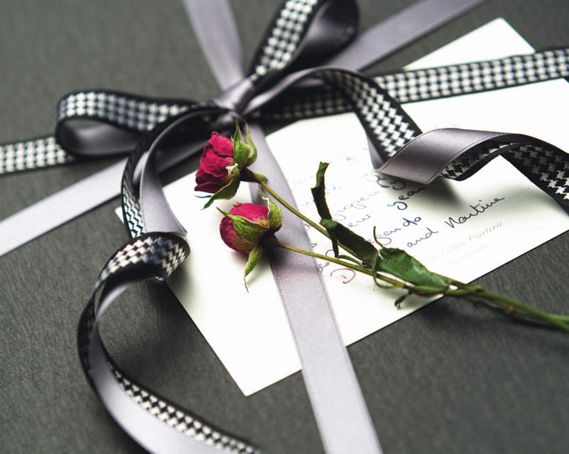 无人,横图,俯视,室内,特写,白天,爱情,幸福,纯洁,热情,玫瑰,静物,礼盒,礼物,花纹,条纹,装饰,盛开,丝绸,丝带,纸盒,玫瑰花,缎带,浪漫,花蕾,绸带,盒子,装饰品,花,花瓣,花朵,鲜花,一朵,红色,包装盒,蝴蝶结,装饰物,礼品盒,花苞,花蕊,温暖,温馨,恩爱,一盒,摄影,礼品,影棚,华丽,修饰,点缀,和睦,饰物,感动,衬托,美观,雅致,雅观,尊敬,天真,刺玫花,徘徊花,彩图,高角度拍摄,影棚拍摄,拍摄,融洽