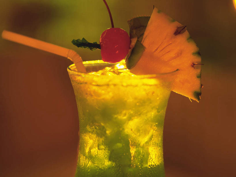 无人,横图,室外,特写,白天,正面,菠萝,樱桃,一根,一片,切开,阴影,朦胧,模糊,光线,影子,塑料,酒类,一杯,文化,酒,饮料,一个,黄色,红色,阳光,塑料制品,吸管,鸡尾酒,切,调酒,单个,创造,空心,剖面,想象,切面,饮管,樱珠,莺桃,英桃,楔桃,牛桃,荆桃,凤梨,彩图,圆柱状