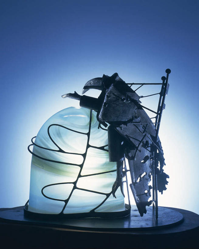 无人,竖图,室内,特写,白天,正面,静物,金属制品,照明,阴影,蓝色背景,艺术,发光,反射,金属,大雁,影子,灯光,架子,灯,灯具,摄影,影棚,工艺,照亮,美术,照明设备,彩图,影棚拍摄,拍摄