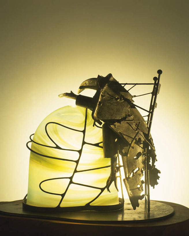 无人,竖图,室内,特写,白天,正面,静物,金属制品,照明,阴影,黄色背景,艺术,发光,反射,金属,大雁,影子,灯光,架子,灯,灯具,摄影,影棚,工艺,照亮,美术,照明设备,彩图,影棚拍摄,拍摄