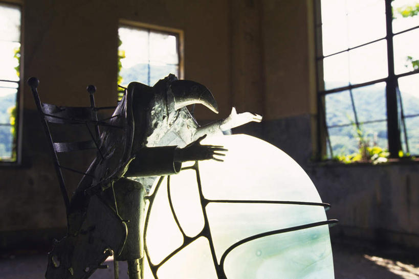 无人,家,横图,室内,白天,正面,荒凉,植物,窗户,椅子,金属制品,照明,废弃,朦胧,模糊,破旧,艺术,发光,金属,大雁,房屋,屋子,灯光,楼房,玻璃窗,架子,住宅,灯,树,树木,蓝色,绿色,蓝天,天空,自然,灯具,天,生长,晴朗,成长,工艺,照亮,美术,照明设备,万里无云,荒芜,晴空,晴空万里,彩图,房子