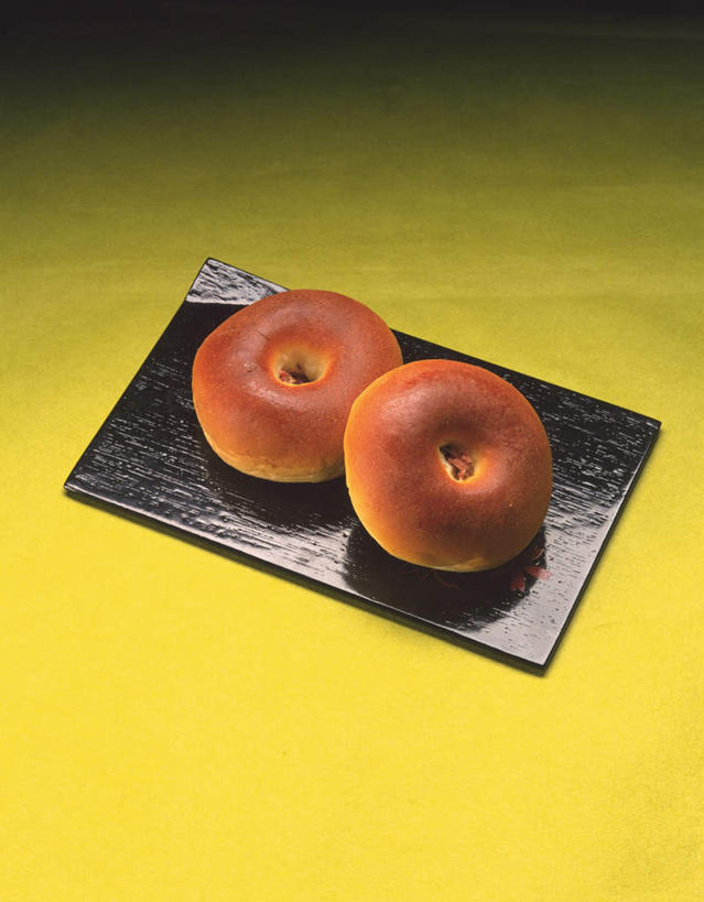 点心,面包,无人,竖图,俯视,室内,特写,白天,桌子,餐具,阴影,黄色背景,反射,碟子,盘,影子,圆圈,食品,面点,馅饼,食物,糕点,两个,盘子,碟,摄影,影棚,豆沙,彩图,高角度拍摄,影棚拍摄,拍摄