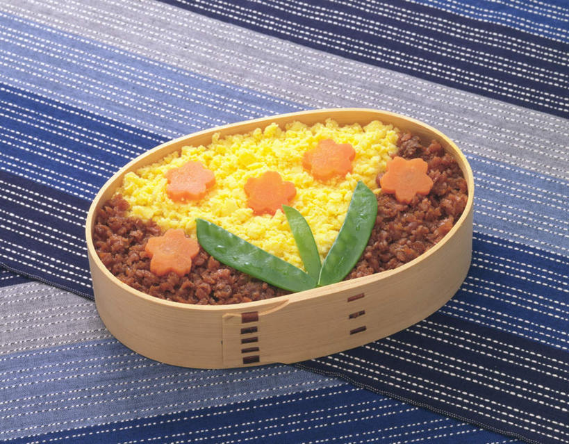 蒸笼,无人,横图,俯视,室内,特写,白天,烹饪,植物,餐桌,桌子,萝卜,胡萝卜,蔬菜,厨具,阴影,竹制,新鲜,反射,布料,影子,豆类,豆子,豌豆,肉,食品,布纹,荷兰豆,菜肴,美食,肉类,桌布,食物,餐巾,台布,佳肴,有机食品,绿色食品,餐台,竹制品,笼屉,雪豆,肉食,烹饪用具,豆科,咖喱饭,寒豆,毕豆,麻累,国豆,小寒豆,麦豌豆,烹调用具,红萝卜,甘荀,烹调,彩图,高角度拍摄