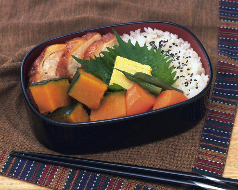 盒饭,米饭,无人,横图,俯视,室内,特写,白天,烹饪,植物,餐桌,筷子,桌子,萝卜,胡萝卜,南瓜,餐具,便当,布料,金瓜,豆类,豆子,豌豆,肉,芝麻,食品,筷架,饭,布纹,筷枕,文化,传统,荷兰豆,菜肴,美食,肉类,番瓜,桌布,食物,餐巾,台布,便捷,佳肴,便当盒,餐台,礼节,麦瓜,倭瓜,筷子架,五谷,便利,礼仪,雪豆,肉食,豆科,快捷,脂麻,胡麻,白麻,巨胜子,寒豆,毕豆,麻累,国豆,小寒豆,麦豌豆,油麻,弁当,进餐用具,红萝卜,甘荀,彩图,高角度拍摄