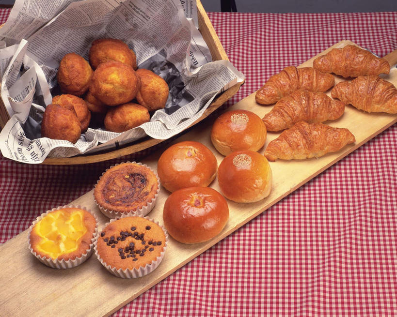 点心,面包,无人,交叉,横图,俯视,室内,特写,白天,餐桌,桌子,竹子,报纸,一排,许多,竹制,整齐,编织,信息,布料,篮子,食品,面点,曲奇,布纹,蛋挞,馅饼,桌布,食物,糕点,排列,餐巾,竹篮,垫子,台布,饼干,牛角面包,餐台,竹条,新闻,交织,竹制品,队列,豆沙,穿插,彩图,高角度拍摄,报刊