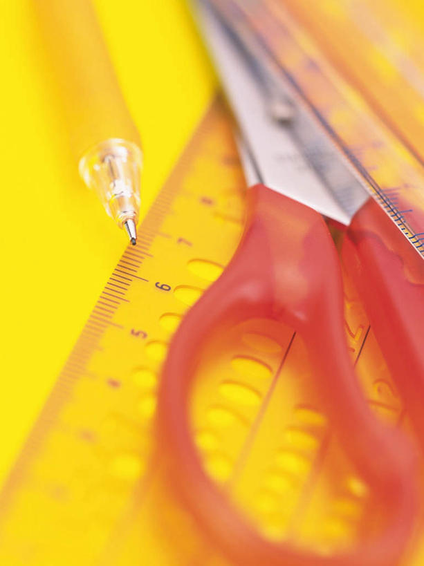 无人,竖图,俯视,室内,特写,白天,静物,修剪,黄色背景,朦胧,模糊,测量,笔,工具,剪刀,刻度,办公用品,文具,尺,铅笔,塑料制品,学习用品,直尺,摄影,影棚,测量工具,裁剪,文具用品,尺子,剪子,衡量,绘图,剪裁,切割,自动铅笔,比例,测绘,量具,量仪,塑料尺,标度,彩图,高角度拍摄,影棚拍摄,拍摄