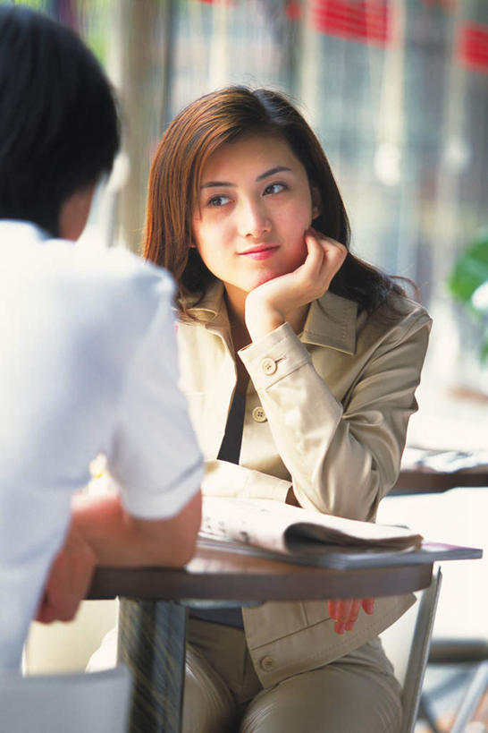 东方人,背部,两个人,餐厅,坐,笑,微笑,竖图,室外,白天,正面,爱情,阅读,餐桌,桌子,杂志,亚洲,一把,撑,学习,服装,浪漫,托腮,注视,休闲装,黄种人,相视,背面,衣服,观察,看,托,休闲,温暖,温馨,面对面,休闲服,恩爱,读书,浏览,恋人,服饰,餐台,观看,对视,和睦,察看,关注,托下巴,相对,相看,男人,男性,年轻男性,年轻女性,女人,女性,亚洲人,情侣,坐着,半身,彩图,餐馆,饭店,饭馆,伴侣,融洽