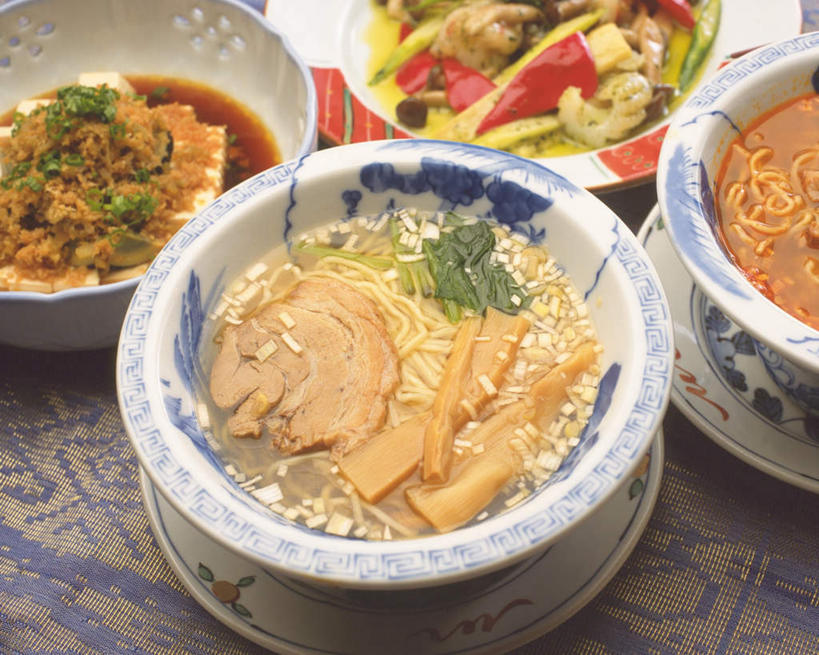 面食,面条,豆腐,无人,横图,俯视,室内,特写,白天,烹饪,餐桌,桌子,辣椒,餐具,阴影,光线,布料,碟子,盘,影子,面,料理,食品,布纹,叉烧,菜肴,美食,桌布,两个,盘子,餐巾,碟,台布,碗,四个,中式,佳肴,餐台,汤面,拌豆腐,辣角,红海椒,大椒,辣虎,广椒,进餐用具,烹调用具,辣子,红辣椒,海椒,番椒,彩图,高角度拍摄