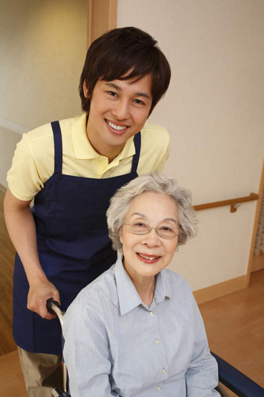 东方人,医院,栏杆,坐,笑,微笑,露齿笑,竖图,俯视,室内,白天,地板,亚洲,服装,朦胧,模糊,扶手,工具,地面,注视,黄种人,护栏,木地板,衣服,轮椅,复健,观察,看,康复,器械,服饰,观看,察看,医疗设备,衣着,穿着,关注,医疗器械,医疗工具,医疗机构,辅助设备,衣饰,亚洲人,抬头,仰头,坐着,半身,彩图,高角度拍摄,病院,诊所