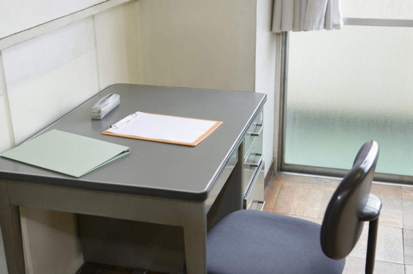 无人,横图,俯视,室内,特写,白天,窗帘,地板,门,桌子,静物,椅子,抽屉,一排,阴影,朦胧,模糊,整齐,装饰,光线,笔,材料,档案,文件,影子,办公桌,墙,办公用品,地面,木地板,墙壁,墙面,文具,排列,帘子,笔袋,会议椅,容器,学习用品,资料,门框,遮阳,华丽,修饰,办公椅,文具用品,点缀,队列,文档,记录板,记事板,衬托,美观,雅致,雅观,商务椅,培训椅,彩图,高角度拍摄