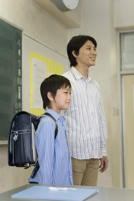 东方人,儿童,教师,学校,站,笑,微笑,露齿笑,竖图,室内,白天,侧面,纯洁,门,亚洲,服装,朦胧,模糊,时间,日文,标志,材料,档案,时钟,文件,文字,字符,计时,注视,休闲装,黄种人,标识,校园,小孩,衣服,黑板,资料,挂钟,门框,钟表,观察,看,站着,休闲,教室,休闲服,表,可爱,童年,童趣,教学,服饰,观看,察看,关注,文档,童真,烂漫,无邪,日语,耐磨,教学黑板,天真,男孩,男人,男性,年轻男性,亚洲人,孩子,年轻人,讲师,教授,老师,钟,站立,半身,彩图,男生