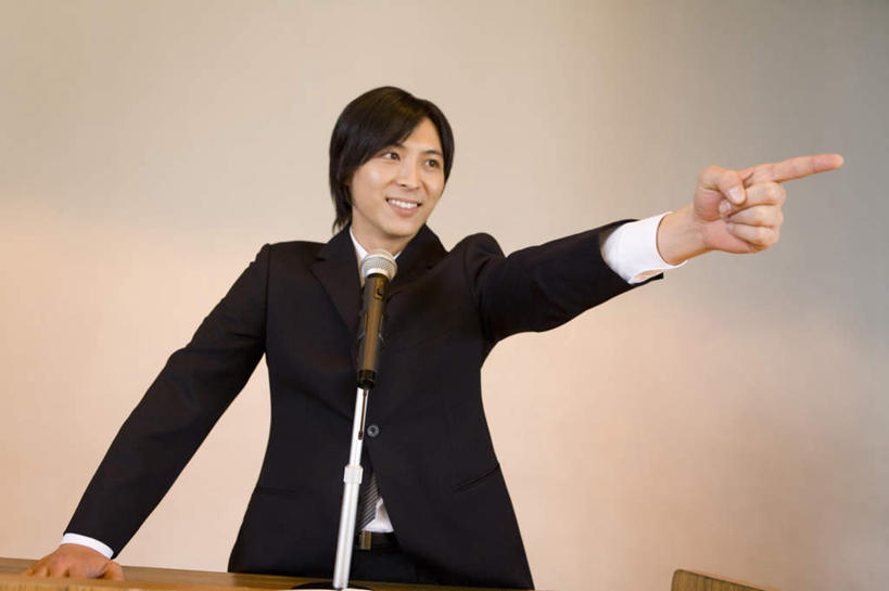 东方人,一个人,教师,站,横图,室内,白天,正面,亚洲,仅一个男性,仅一个人,指,服装,注视,休闲装,黄种人,方向,仅一个年轻男性,衣服,话筒,观察,看,手势,演讲,站着,休闲,休闲服,服饰,观看,察看,麦克风,指向,关注,扩音器,典礼,传声器,微音器,男人,男性,年轻男性,亚洲人,讲师,教授,老师,站立,半身,彩图