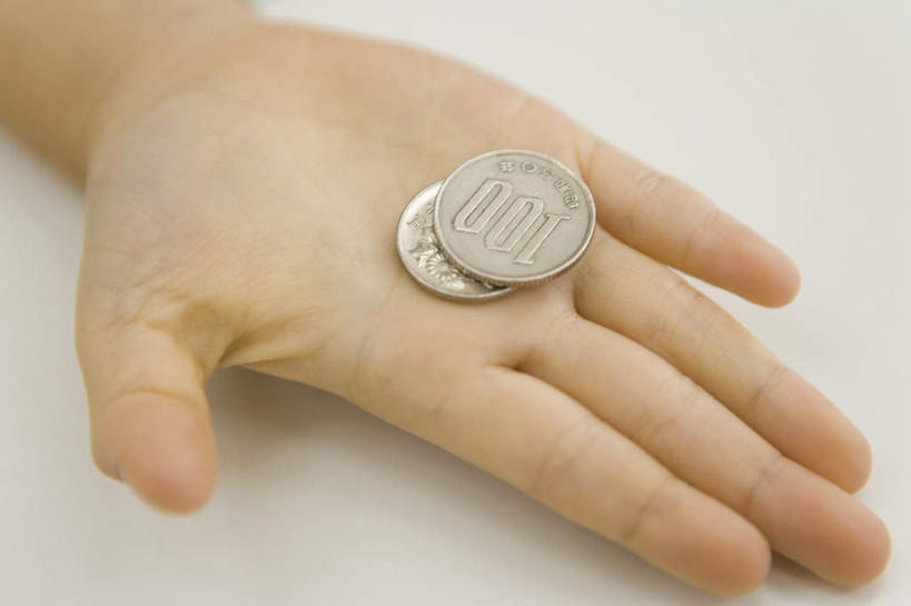 东方人,一个人,商店,站,横图,俯视,室内,特写,白天,购物,钱,消费,超市,亚洲,仅一个年轻女性,仅一个女性,仅一个人,两枚,握,朦胧,模糊,钱币,拿,拿着,黄种人,站着,握着,金融,百货,便利店,经济,流通,选购,贸易,血拼,零售店,货币,现金,硬币,年轻女性,女人,女性,亚洲人,站立,半身,彩图,高角度拍摄,店铺,杂货店,杂货铺