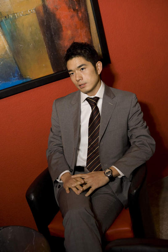 东方人,一个人,商务人士,商务男性,坐,竖图,俯视,室内,白天,衬衫,绘画,油画,亚洲,仅一个男性,仅一个人,套装,朦胧,模糊,艺术,时间,时钟,手表,二郎腿,计时,注视,黄种人,仅一个年轻男性,钟表,观察,看,表,观看,腕表,察看,关注,一幅,商务装,工薪阶层,男人,男性,年轻男性,亚洲人,白领,上班族,钟,坐着,半身,彩图,高角度拍摄,衬衣