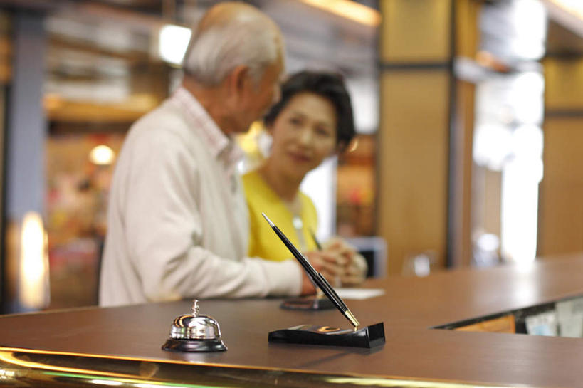 东方人,老年人,两个人,家庭,夫妻,前台,站,笑,说,微笑,露齿笑,横图,室内,白天,侧面,爱情,讨论,亚洲,服装,朦胧,模糊,笔,办公用品,钢笔,浪漫,注视,休闲装,黄种人,铃,相视,文具,衣服,学习用品,观察,看,站着,休闲,温暖,温馨,一家人,面对面,休闲服,恩爱,服务,恋人,服饰,观看,对视,呼唤,文具用品,旅社,和睦,察看,关注,呼叫,相对,服务铃,相看,服侍,召唤,召集,交流,老年男性,老年女性,男人,男性,女人,女性,亚洲人,夫妇,情侣,沟通,讲话,交谈,商讨,说话,谈话,站立,半身,彩图,旅店,旅馆,旅舍,伴侣,融洽