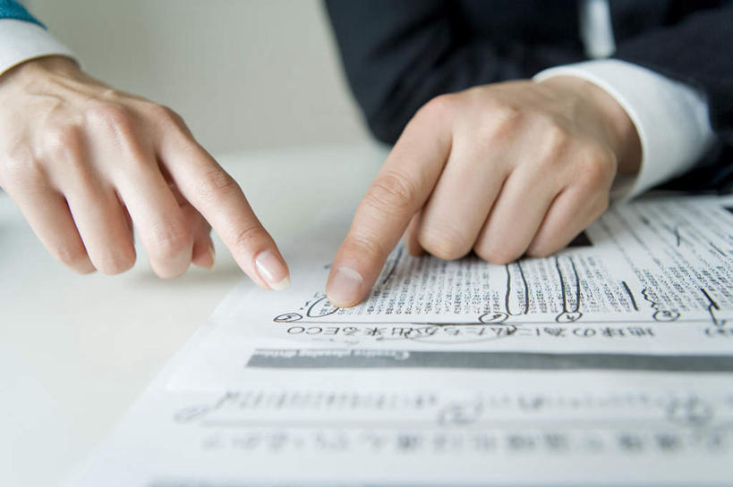 东方人,手,两个人,同事,商务人士,商务男性,商务女性,办公室,站,坐,横图,室内,特写,白天,正面,衬衫,成功,合作,团队,集体,信心,家具,桌子,亚洲,指,套装,日文,标志,材料,档案,文件,文字,字符,办公桌,注视,黄种人,方向,标识,队伍,资料,观察,看,手势,站着,手部,观看,察看,领导,指向,食指,成就,关注,文档,商务装,合伙,领袖,工薪阶层,办公家具,日语,男人,男性,年轻女性,女人,女性,中年男性,亚洲人,白领,上班族,站立,坐着,半身,彩图,衬衣