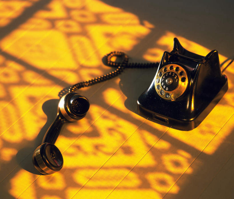 无人,打电话,横图,俯视,室内,特写,白天,复古,地板,静物,电话,阴影,古老,朦胧,模糊,光线,影子,地面,通讯设备,木地板,一个,黑色,阳光,话筒,电话线,单个,交流,电话机,沟通,通话,彩图,高角度拍摄