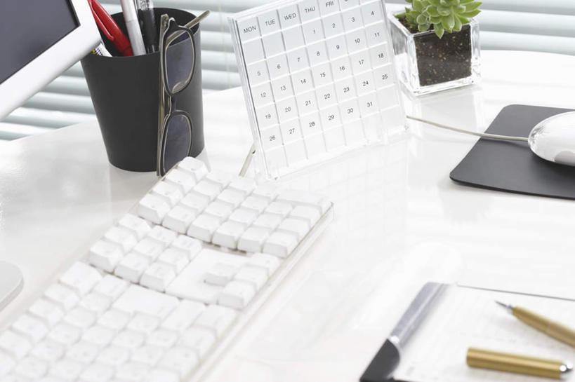 无人,办公室,横图,俯视,室内,特写,白天,鼠标,键盘,植物,桌面,桌子,静物,笔筒,台历,一排,许多,阴影,整齐,时间,反射,笔,材料,档案,盆栽,文件,影子,办公桌,办公用品,钢笔,记事本,盆景,计时,输入设备,通讯设备,文具,排列,绿色,自然,本子,笔记本,学习用品,资料,生长,成长,文具用品,日期,队列,文档,通信设备,按键,日历,彩图,高角度拍摄