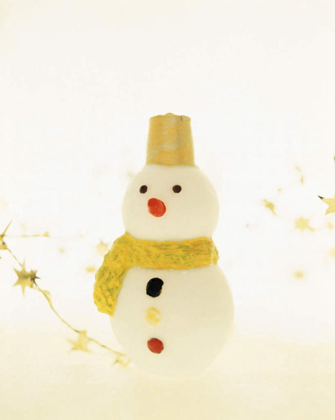 无人,竖图,室内,特写,白天,正面,游戏,雪,大雪,静物,帽子,圣诞节,节日,庆祝,装饰,积雪,雪景,雪人,冬季,冬天,玩,注视,文化,娱乐,一个,黄色,围巾,观察,看,庆典,休闲,温暖,寒冷,摄影,影棚,单个,围脖,观看,活动,纪念,保暖,华丽,点缀,察看,御寒,发泄,关注,消遣,智力,宣泄,衬托,美观,雅致,雅观,严寒,玩耍,嬉戏,彩图,影棚拍摄,拍摄,拟人