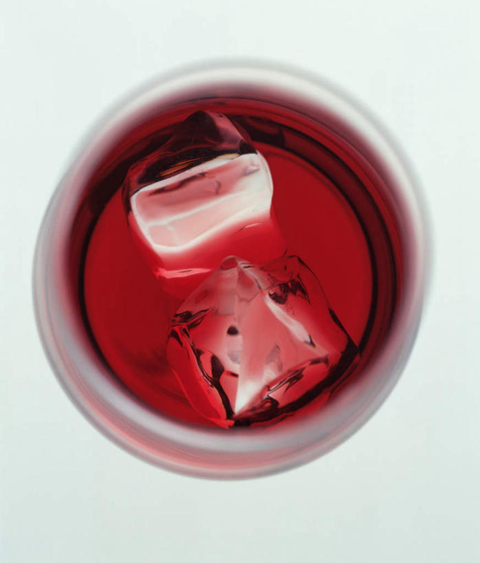 无人,竖图,俯视,室内,特写,白天,白色背景,杯子,瓷器,冰,冰块,咖啡杯,陶瓷制品,酒类,一杯,冷冻,酒,饮料,寒冷,摄影,影棚,冷藏,冰冷,瓷杯,利口酒,保鲜,彩图,高角度拍摄,影棚拍摄,拍摄