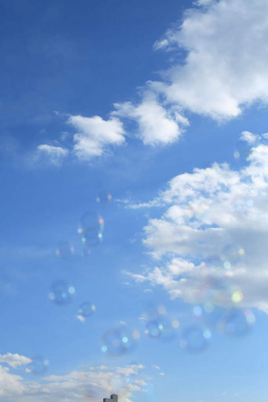 无人,竖图,室外,白天,仰视,化妆,美容,旅游,度假,美景,护肤,肥皂泡,景观,云,云朵,云彩,娱乐,蓝色,白云,蓝天,天空,自然,化妆品,肥皂,香皂,日用品,洗浴用品,天,清洁,保养,享受,休闲,景色,放松,保健,晴朗,护肤品,自然风光,舒缓,养颜,去污,紧肤,嫩肤,晴空,洗涤,彩图,低角度拍摄