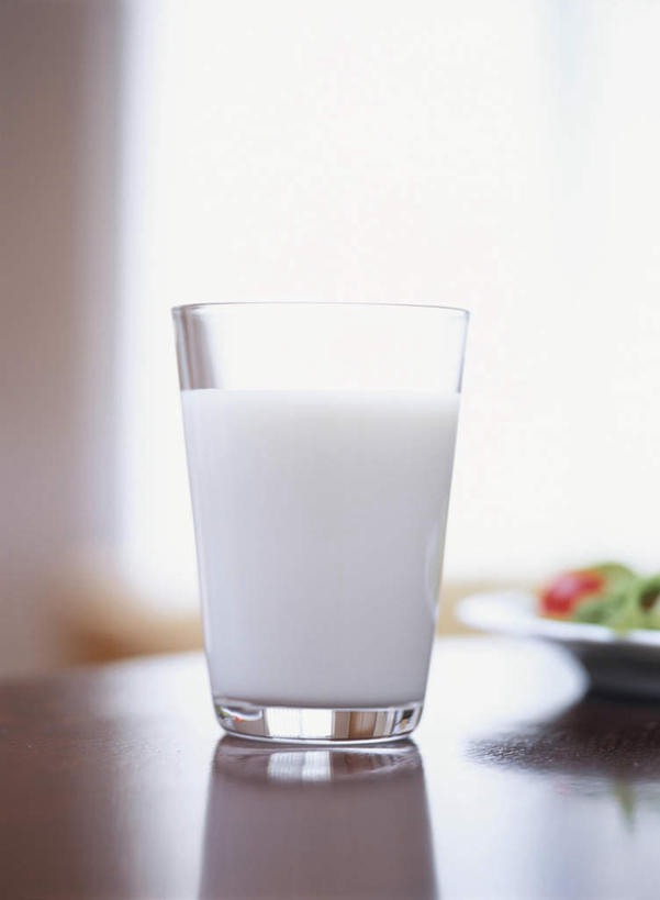 牛奶,无人,竖图,室内,特写,白天,正面,杯子,餐具,阴影,朦胧,模糊,光线,碟子,盘,影子,饮品,一杯,营养,玻璃制品,饮料,白色,盘子,水杯,碟,乳制品,奶,安神,玻璃杯,彩图