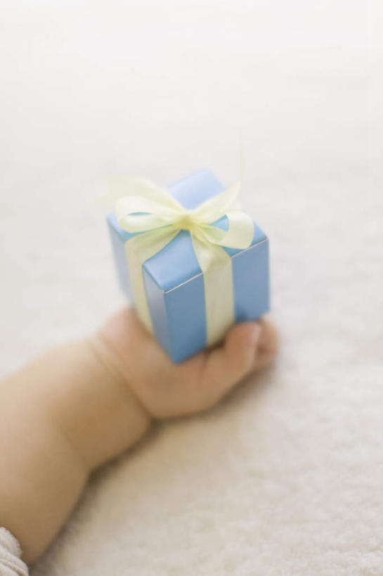 东方人,婴儿,儿童,手,一个人,躺,竖图,俯视,室内,特写,白天,白色背景,纯洁,礼盒,礼物,亚洲,仅一个人,握,朦胧,模糊,金属,丝绸,丝带,纸盒,缎带,拿,拿着,黄种人,绸带,盒子,一个,小孩,蓝色,包装盒,蝴蝶结,礼品盒,手部,可爱,握着,摄影,礼品,活泼,影棚,单个,单手,宝宝,纯真,烂漫,无邪,卧着,伶俐,天真,亚洲人,孩子,躺着,卧,半身,彩图,高角度拍摄,影棚拍摄,拍摄