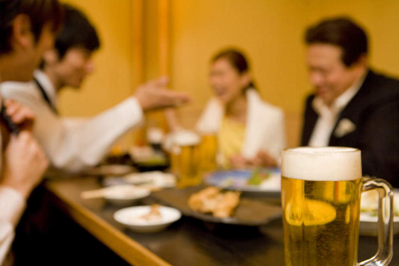 啤酒,东方人,同事,商务人士,商务男性,商务女性,餐厅,坐,笑,说,微笑,露齿笑,横图,室内,白天,侧面,衬衫,烹饪,讨论,成功,合作,团队,集体,信心,餐桌,桌子,杯子,餐具,亚洲,五个人,套装,朦胧,模糊,碟子,盘,日本料理,料理,食品,酒类,许多人,注视,黄种人,队伍,菜肴,美食,玻璃制品,酒,食物,饮料,盘子,酒杯,啤酒杯,碟,日式料理,观察,看,一群人,日式,佳肴,餐台,观看,察看,领导,成就,关注,商务装,合伙,领袖,工薪阶层,交流,男人,男性,年轻男性,年轻女性,女人,女性,亚洲人,白领,上班族,玻璃杯,沟通,讲话,交谈,商讨,说话,谈话,坐着,半身,彩图,衬衣,餐馆,饭店,饭馆
