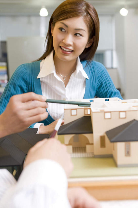 东方人,背部,三个人,同事,商务人士,商务男性,商务女性,坐,笑,说,微笑,露齿笑,竖图,室内,白天,正面,衬衫,讨论,成功,合作,团队,集体,信心,照明,亚洲,指,套装,朦胧,模糊,立体,空间,笔,灯光,办公用品,圆珠笔,注视,黄种人,方向,队伍,吊灯,灯,文具,模型,学习用品,灯具,观察,看,手势,规划,观看,文具用品,照亮,一支,察看,领导,指向,食指,照明设备,成就,关注,商务装,合伙,领袖,工薪阶层,直观,建筑模型,建筑设计,交流,男人,男性,年轻男性,年轻女性,女人,女性,亚洲人,白领,上班族,设计,沟通,讲话,交谈,商讨,说话,谈话,坐着,半身,彩图,衬衣