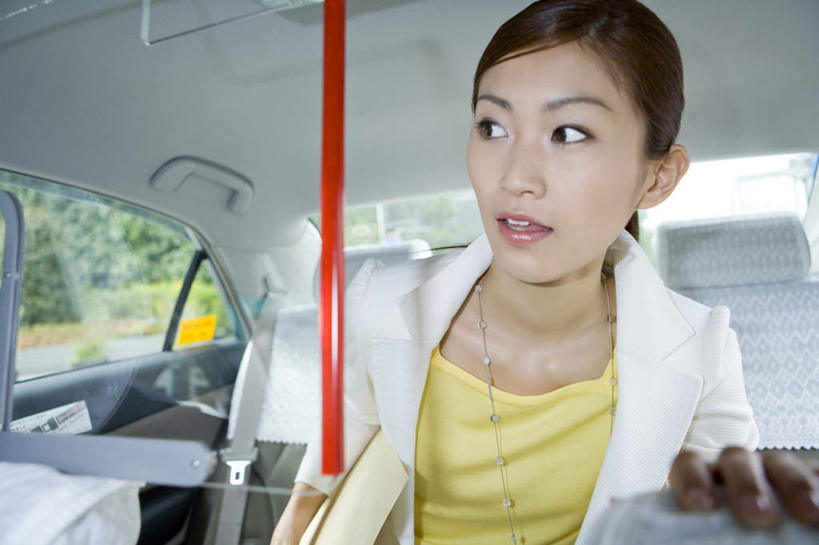 东方人,一个人,商务人士,商务女性,坐,横图,室内,白天,正面,草地,草坪,植物,窗户,出租车,汽车,亚洲,仅一个年轻女性,仅一个女性,仅一个人,套装,朦胧,模糊,注视,黄种人,玻璃窗,车,草,树,树木,绿色,自然,车窗,交通工具,轿车,观察,看,搭,生长,成长,观看,察看,搭着,关注,载具,的士,商务装,计程车,挡板,工薪阶层,年轻女性,女人,女性,亚洲人,白领,上班族,坐着,半身,彩图