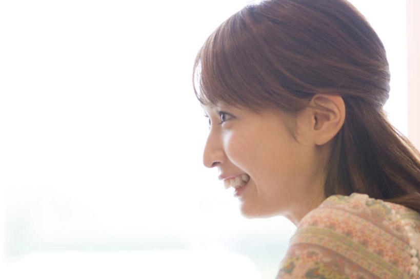 东方人,脸,头,脸颊,一个人,站,笑,微笑,露齿笑,横图,室内,特写,白天,侧面,亚洲,仅一个年轻女性,仅一个女性,仅一个人,服装,朦胧,模糊,背光,注视,休闲装,黄种人,肩膀,衣服,观察,看,站着,休闲,休闲服,服饰,观看,察看,关注,逆光,年轻女性,女人,女性,亚洲人,头部,脸部,脸蛋,面部,站立,半身,彩图