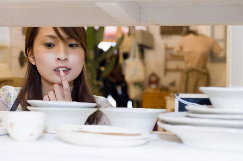 东方人,脸,头,脸颊,手,一个人,商店,站,摸,横图,室内,特写,白天,正面,购物,消费,餐具,亚洲,仅一个年轻女性,仅一个女性,仅一个人,一堆,抚摸,堆叠,堆积,服装,朦胧,模糊,碟子,盘,注视,休闲装,黄种人,肩膀,货架,衣服,盘子,碟,碗,观察,看,站着,休闲,手部,休闲服,金融,百货,服饰,观看,堆,单手,察看,关注,选购,贸易,血拼,年轻女性,女人,女性,亚洲人,头部,脸部,脸蛋,面部,进餐用具,烹调用具,触摸,接触,站立,半身,彩图,店铺,杂货店,杂货铺