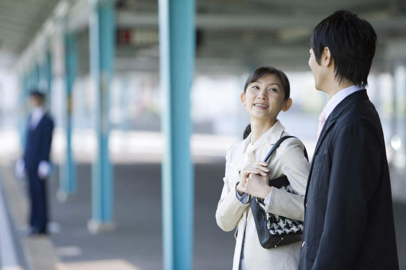 东方人,三个人,同事,商务人士,商务男性,商务女性,站,笑,说,微笑,露齿笑,横图,室外,白天,侧面,衬衫,讨论,成功,合作,团队,集体,信心,车站,亚洲,阴影,套装,朦胧,模糊,光线,包,皮包,影子,站台,黄种人,队伍,相视,阳光,站着,乘务员,面对面,对视,单肩包,领导,成就,相对,商务装,合伙,领袖,工薪阶层,相看,列车员,列车乘务员,交流,男人,男性,年轻男性,年轻女性,女人,女性,亚洲人,白领,上班族,沟通,讲话,交谈,商讨,说话,谈话,站立,半身,彩图,衬衣