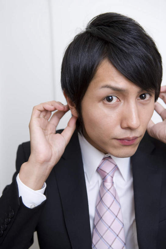 东方人,脸,头,脸颊,手,一个人,商务人士,商务男性,商务女性,举,摸,竖图,室内,特写,白天,正面,衬衫,西装,亚洲,双手,仅一个男性,仅一个人,抚摸,套装,正装,朦胧,模糊,领带,梳子,职业装,黄种人,肩膀,仅一个年轻男性,托,手部,象征,庄重,商务装,身份,工薪阶层,正式,地位,男人,男性,年轻男性,亚洲人,头部,脸部,脸蛋,面部,白领,上班族,触摸,接触,举起,举手,举着,向上举,向上伸,向上托,半身,彩图,衬衣