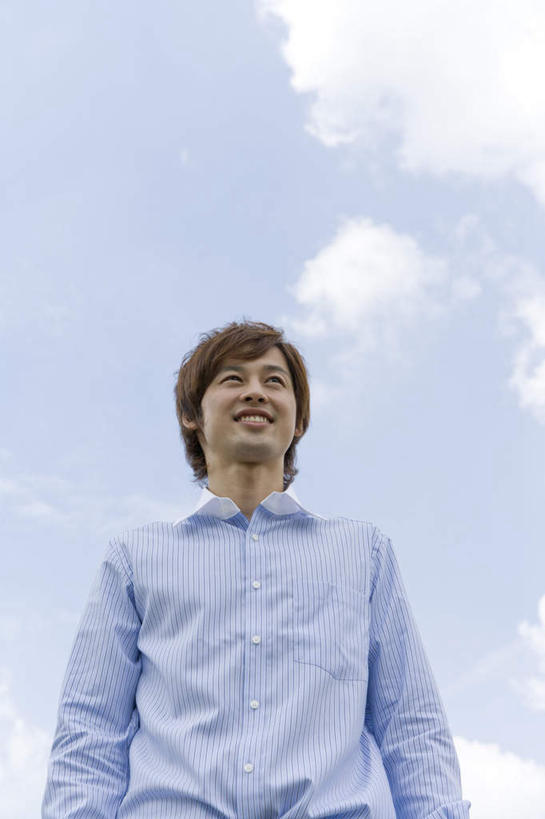 东方人,一个人,商务人士,商务男性,站,笑,微笑,露齿笑,竖图,室外,白天,仰视,衬衫,亚洲,仅一个男性,仅一个人,套装,云,云朵,云彩,注视,黄种人,仅一个年轻男性,蓝色,白云,蓝天,天空,天,观察,看,站着,晴朗,观看,察看,关注,商务装,工薪阶层,男人,男性,年轻男性,亚洲人,白领,上班族,晴空,站立,半身,彩图,低角度拍摄,衬衣