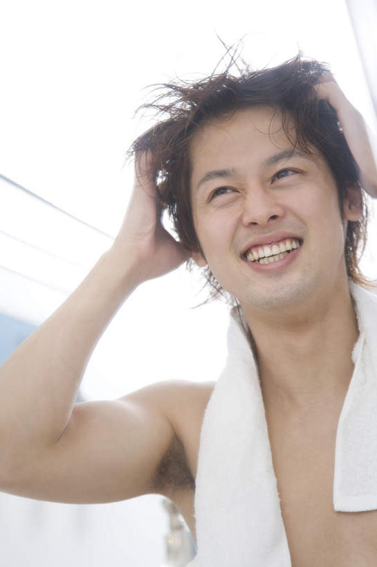 东方人,一个人,站,举,笑,摸,微笑,露齿笑,竖图,室内,白天,仰视,卫生间,浴室,亚洲,仅一个男性,仅一个人,抚摸,朦胧,模糊,纺织物,注视,黄种人,裸露,仅一个年轻男性,毛巾,观察,看,清洁,托,站着,赤裸,观看,保暖,察看,关注,裸,透气,防水,储水,耐磨,吸水,男人,男性,年轻男性,亚洲人,淋浴房,触摸,接触,举起,举手,举着,向上举,向上伸,向上托,站立,半身,彩图,低角度拍摄,冲凉房,沐浴间,沐浴室