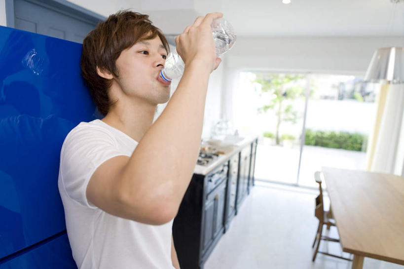 东方人,一个人,站,举,横图,室内,白天,侧面,水,餐桌,厨房,桌子,亚洲,仅一个男性,仅一个人,喝,握,服装,朦胧,模糊,液体,水滴,拿,拿着,注视,休闲装,黄种人,仅一个年轻男性,衣服,瓶子,塑料制品,观察,看,托,站着,休闲,休闲服,塑料瓶,握着,服饰,餐台,观看,察看,关注,男人,男性,年轻男性,亚洲人,举起,举手,举着,向上举,向上伸,向上托,站立,半身,彩图,灶间