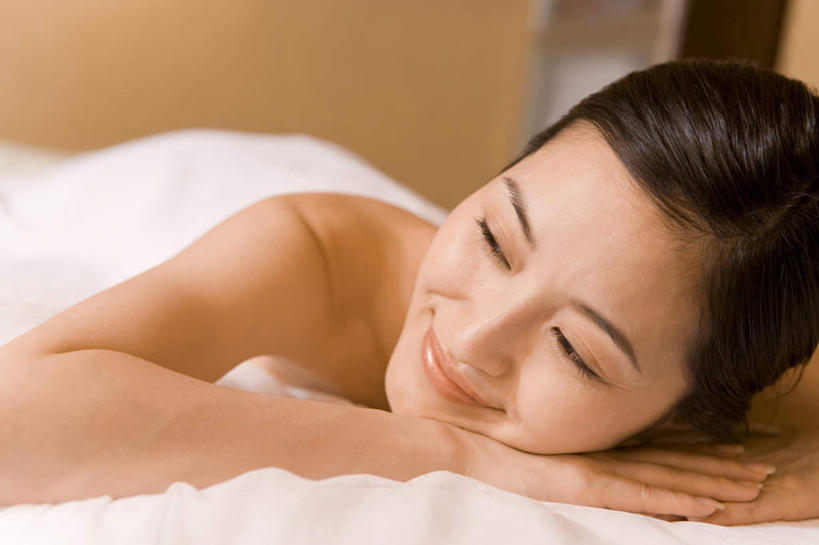 东方人,一个人,按摩师,躺,笑,微笑,露齿笑,横图,室内,白天,正面,按摩,床,亚洲,仅一个年轻女性,仅一个女性,仅一个人,撑,服装,朦胧,模糊,床单,托腮,注视,休闲装,黄种人,被子,衣服,观察,看,趴着,托,休闲,休闲服,服饰,单人床,观看,察看,被单,关注,托下巴,指压,卧着,年轻女性,女人,女性,亚洲人,技师,趴,躺着,卧,半身,彩图,推拿